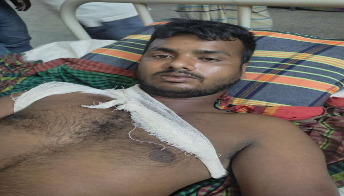 ছিনতাইকারীর ছুরিকাঘাতে আহত  নিরীহ ভ্যান চালক