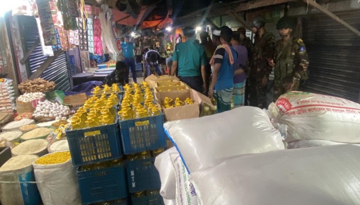 যৌথ অভিযান, বিপুল পরিমাণ টিসিবি পণ্যসহ আটক ৪