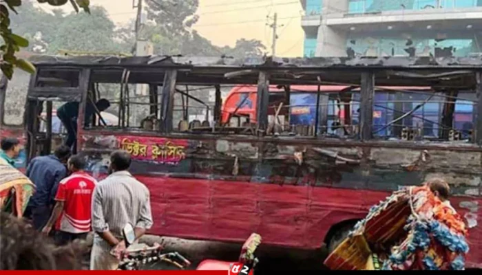 ​দেশজুড়ে রাতভর ককটেল বিস্ফোরণ, বাসে অগ্নিসংযোগ