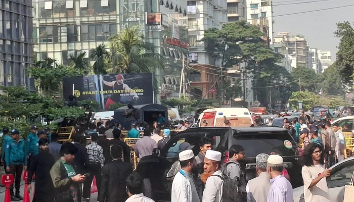 ​বিমানবন্দরের পথে হাদি