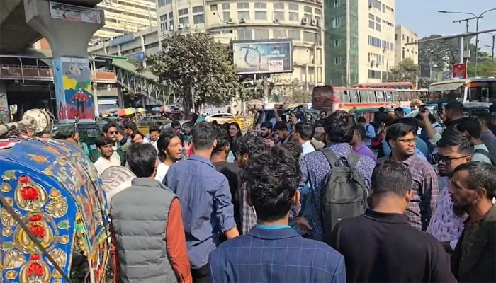 ​স্বরাষ্ট্র উপদেষ্টার পদত্যাগের দাবিতে শাহবাগ ব্লকেড