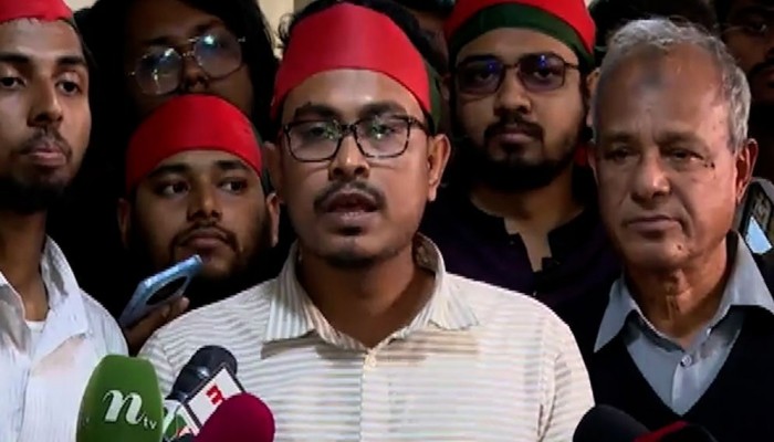 ​স্বরাষ্ট্র উপদেষ্টার পাশে দাঁড়িয়ে তাকে পদত্যাগের আল্টিমেটাম ডাকসু ভিপির