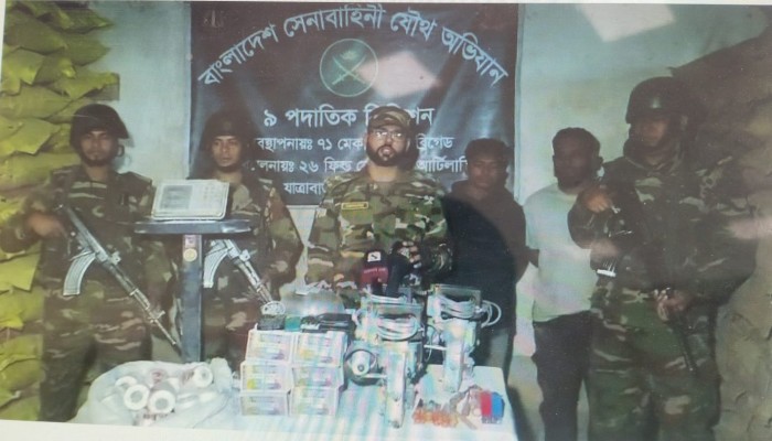 ​যাত্রাবাড়ীতে সেনা অভিযানে কালোবাজারি সিন্ডিকেটের দুই সদস্য গ্রেফতার।