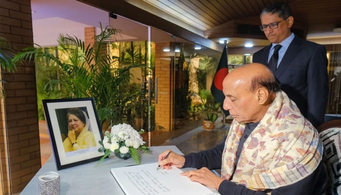 ​খালেদা জিয়ার মৃত্যু: হাইকমিশনের শোক বইয়ে যা লিখলেন ভারতের প্রতিরক্ষামন্ত্রী