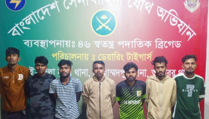 সেনা অভিযানে মোহাম্মদপুরে  কিশোর গ্যাংয়ের ৭ সদস্য গ্রেপ্তার