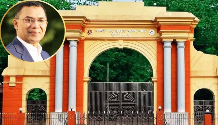 বগুড়ার শাহ সুলতান কলেজে বাস উপহার দিচ্ছেন তারেক রহমান