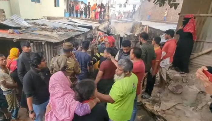 ​মোহাম্মদপুরে বস্তিতে আগুন