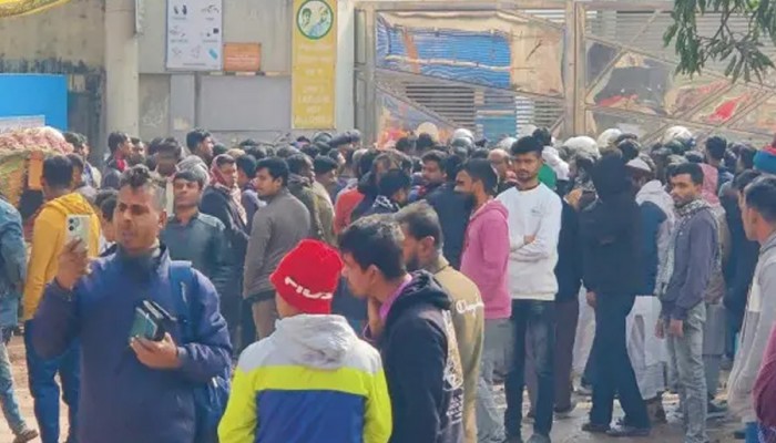 ​গাজীপুরে বকেয়া বেতনের দাবিতে শ্রমিকদের বিক্ষোভে পুলিশের টিয়ারশেল