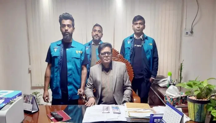 ​সোয়া লাখ টাকা ঘুস নেওয়ার সময় হাতেনাতে ধরা শিক্ষা কর্মকর্তা