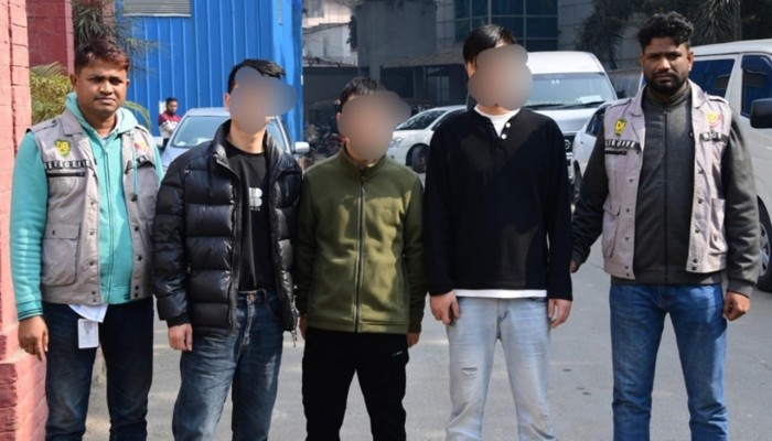 ​রাজধানীতে আইফোন তৈরির ‘মিনি কারখানা’, গ্রেপ্তার ৩ চীনা নাগরিক