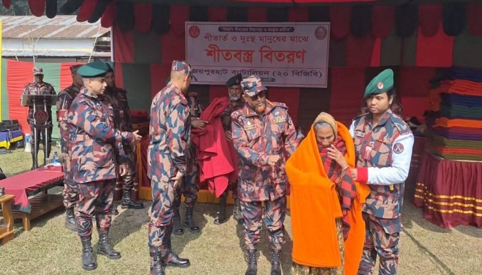 জয়পুরহাটে ৩৫০০ শীতার্ত ও দুঃস্থ মানুষের পাশে ২০-বিজিবি