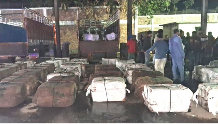 ​বেনাপোল স্হল বন্দরে ভারত থেকে  মিথ্যা ঘোষণায় আমদানি করা একটি মাছের চালান আটক।