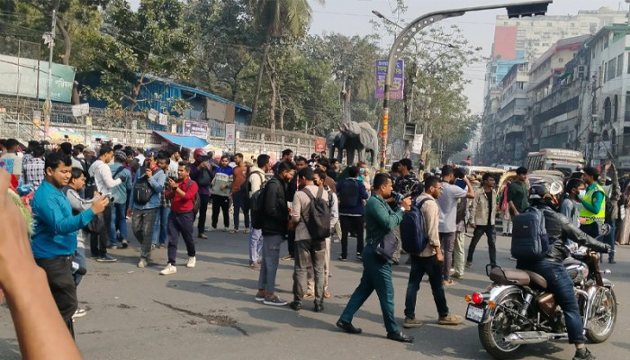 ​আজও সাইন্সল্যাবে সাত কলেজের শিক্ষার্থীদের সড়ক অবরোধ, যান চলাচল বন্ধ