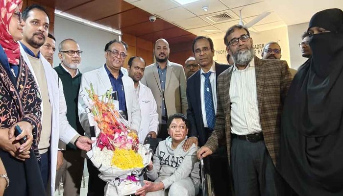 ছয় মাস চিকিৎসা, ৩৬টি অপারেশন শেষে ঘরে ফিরলো আবিদ