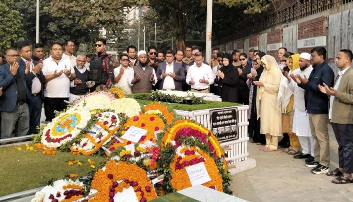 ​পরিবারের সদস্যদেরকে নিয়ে কোকোর কবর জিয়ারত করলেন তারেক রহমান