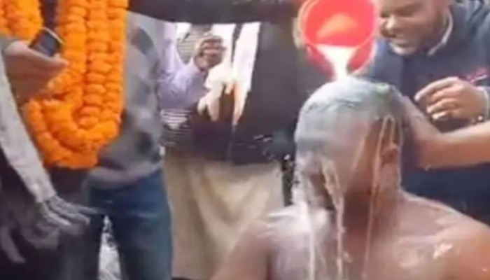 ​আ.লীগ কর্মীকে দুধ দিয়ে গোসল করিয়ে দলে নিলেন বিএনপি প্রার্থী