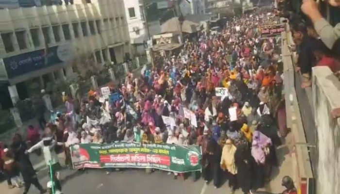 নীলফামারীতে মহিলা জামায়াতের মিছিলে নারীদের ঢল