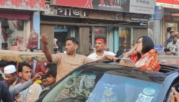 ভোটারদের উড়ন্ত চুমু রুমিন ফারহানার