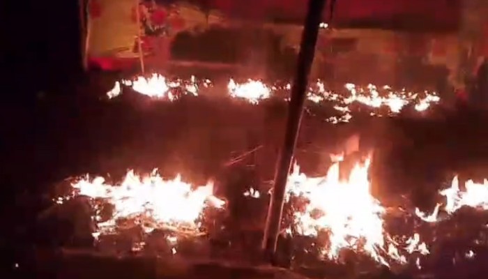 ​গভীর রাতে পুড়িয়ে দেওয়া হলো ভিপি নুরের অস্থায়ী নির্বাচনী কার্যালয়