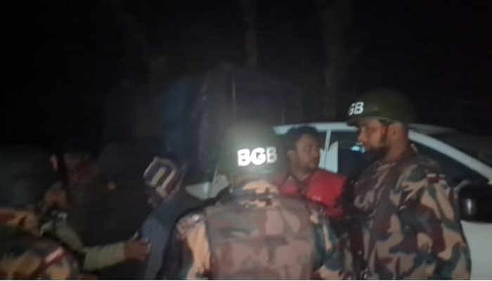 ডিমলায় খেজুর গাছ প্রার্থীর প্রকাশ্যে ভোট বানিজ্য  ঘিরে হামলা -অগ্নিসংযোগ, পুলিশ - বিজিবি মোতায়ন