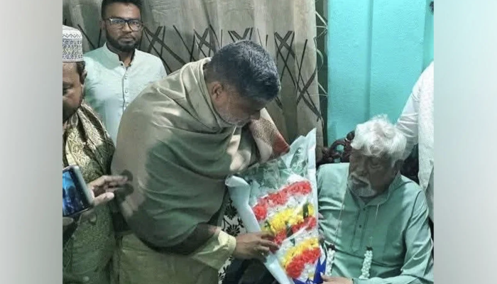 ​নির্বাচনে হেরেও ফুল নিয়ে বিএনপির বিজয়ী প্রার্থীর বাসায় গেলেন শিশির মনির