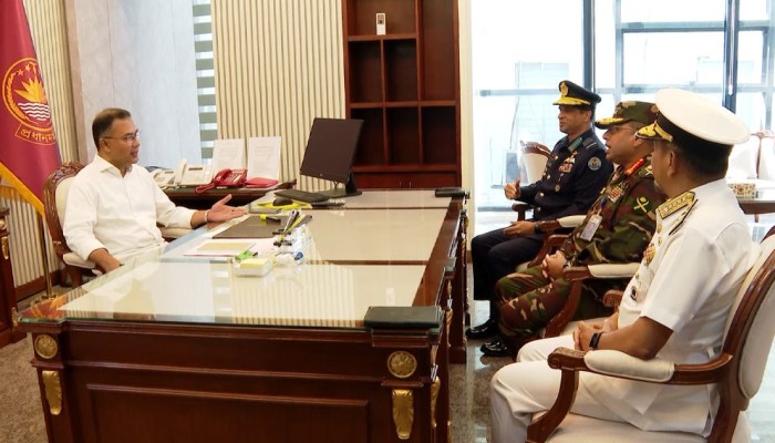 প্রধানমন্ত্রীর সঙ্গে তিন বাহিনী প্রধানের সাক্ষাৎ