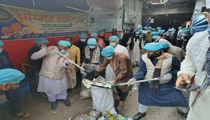 জয়পুরহাটে নিজ হাতে রাস্তা পরিষ্কার করলেন জয়পুরহাট -১ এর সংসদ সদস্য ফজলুর রহমান সাইদ