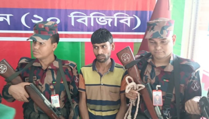 জয়পুরহাটের পাঁচবিবি সীমান্ত থেকে ৫০ ভরি স্বর্ণ উদ্ধার, চোরাকারবারি আটক