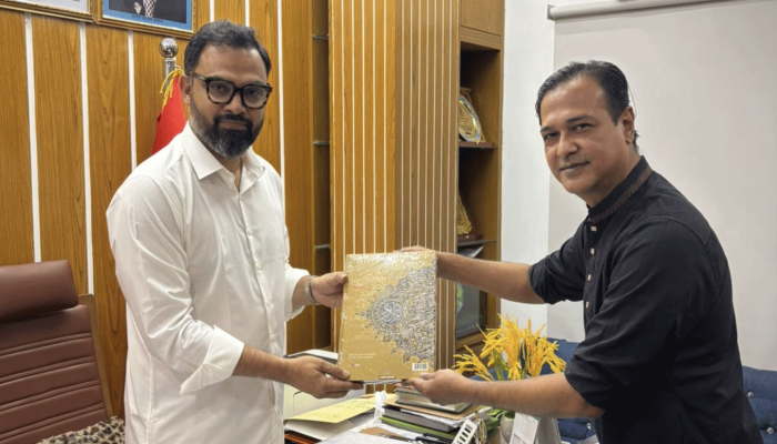 ​ক্রীড়া প্রতিমন্ত্রীকে পবিত্র কোরআন উপহার আসিফের