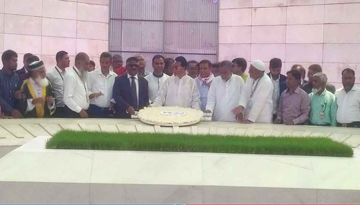 ​জিয়াউর রহমান ও খালেদা জিয়ার সমাধিতে চিফ হুইপসহ হুইপদের শ্রদ্ধা