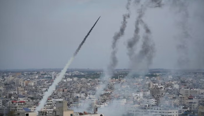 ​ভোরে ইসরায়েলকে নিশানা করে একের পর এক ক্ষেপণাস্ত্র ছুড়ল ইরান