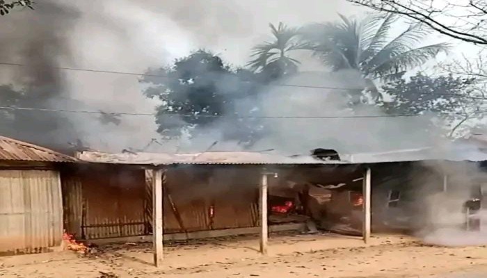মধুপুরে আলোকদিয়া বাজারে বিএনপির অফিসসহ আগুনে ৭দোকান পুড়ে ছাই
