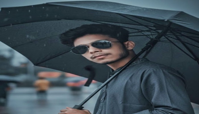 ​গড়েয়ার রাসেল কনটেন্টের এবং কপিরাইট নিয়ে কাজ করে সারা জাগিয়েছেন ।