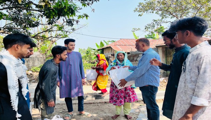 ঈদ আনন্দে শতাধিক পরিবারের পাশে ‘অভিলাষ’