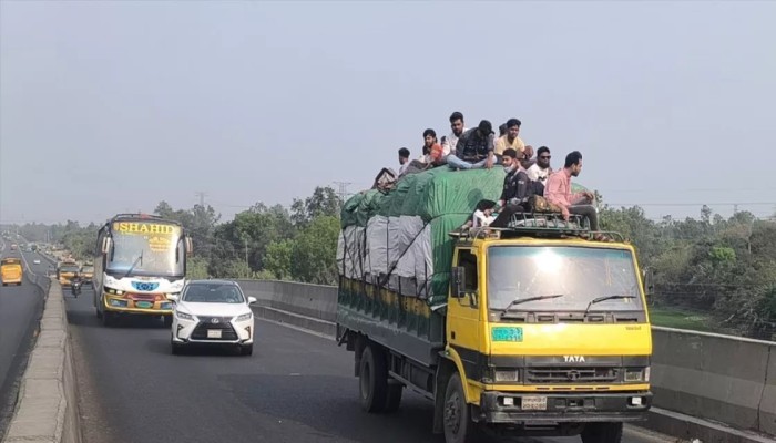 মহাসড়কে নেই ভোগান্তি, নিশ্চিন্তে ঘরে ফিরছেন যাত্রীরা