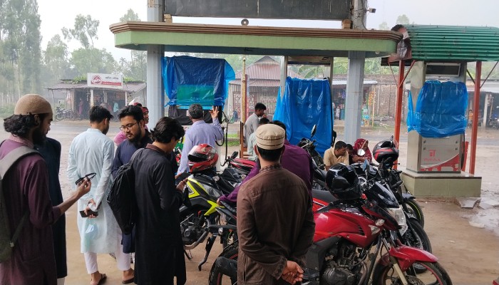 রংপুরের তেলের পাম্পের ভয়াবহ অবস্থা।