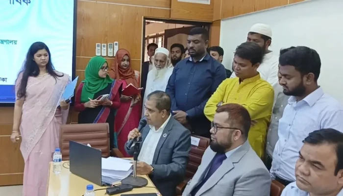 ​দুই মিনিটের বক্তব্যে মন্ত্রীকে অর্ধশতাধিক বার ‘স্যার’ সম্বোধন ডিসির, ভিডিও ভাইরাল