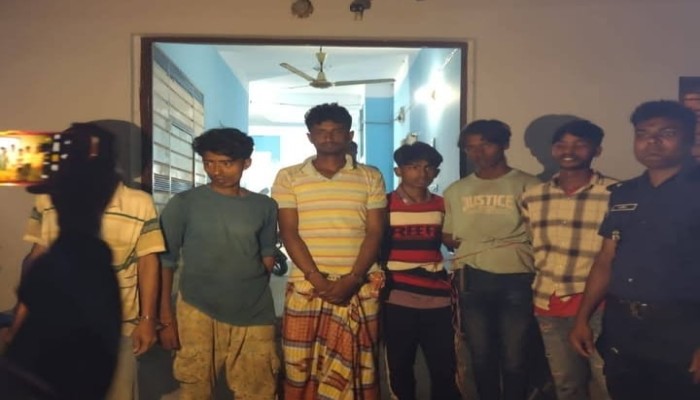 পুলিশ সুপারের নির্দেশে নওগাঁ জেলার মহাদেবপুরের মাতাজিহাট পুলিশ তদন্ত কেন্দ্র এলাকায় গ্রেফতার ৮""