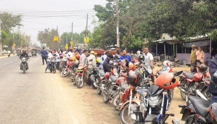ঠাকুরগাঁওয়ে ‘ফুয়েল কার্ড’ নিতেও দীর্ঘ লাইন, বাড়ছে ভোগান্তি