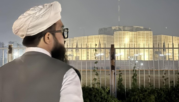 ​সংসদ মসজিদে গিয়ে জুতা হারিয়ে স্ট্যাটাস দিলেন এমপি হানজালা