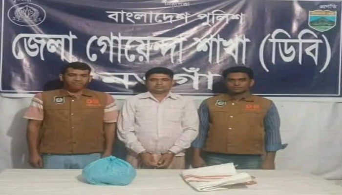 ""নওগাঁর মান্দায় ডিবি পুলিশের পৃথক অভিযানে জাল টাকা ও গাঁজাসহ গ্রেফতার দুই জন""