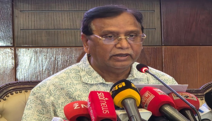 নগর ভবনে ডিএসসিসির মাসিক কার্যক্রম তুলে ধরলেন প্রশাসক।