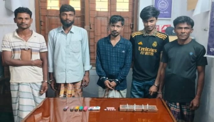 নওগাঁ জেলা মান্দা  উপজেলা  পুলিশের  মাদকবিরোধী অভিযানে গ্রেফতার ০৫""