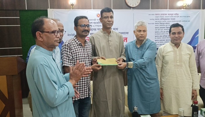 ‎সিলেট বিভাগের সাংবাদিকদের মাঝে আর্থিক  অনুদানের চেক বিতরণ।