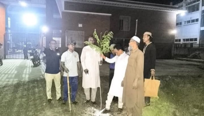 নওগাঁর পত্নীতলায় আত্রাই নদী তীরে কৃষ্ণচুঁড়া চত্ত্বর তৈরির লক্ষ্যে বৃক্ষরোপন""