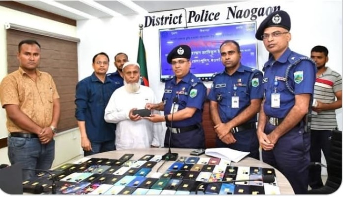 পুলিশ সুপারের তত্ত্বাবধানে  নওগাঁয় ৮৫ টি মোবাইল ফোন উদ্ধারপূর্বক প্রকৃত মালিকদের নিকট হস্তান্তর"