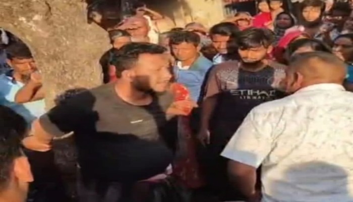 নওগাঁয় মোটরসাইকেল চুরির অভিযোগে যুবককে গাছে বেঁধে পেটালেন ইউপি সদস্য""