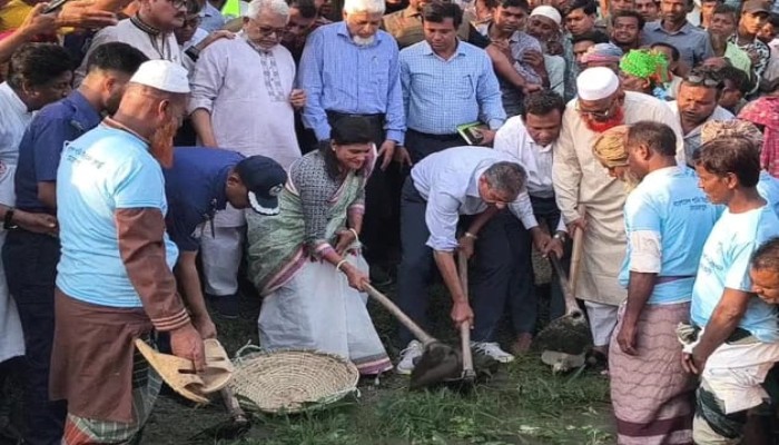 মেহেরপুরে জিয়া খাল  খননের বলিয়ারপুর গ্রামে খাল পুনঃখনন কাজের উদ্বোধন ।