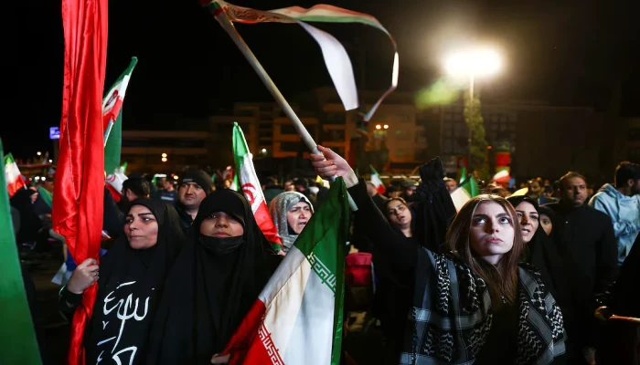 ​ইরান যুদ্ধে দুই সপ্তাহের যুদ্ধবিরতি ঘোষণা করার পর তেহরানে সাধারণ মানুষ জড়ো হন। ৮ এপ্রিল, ২০২৬