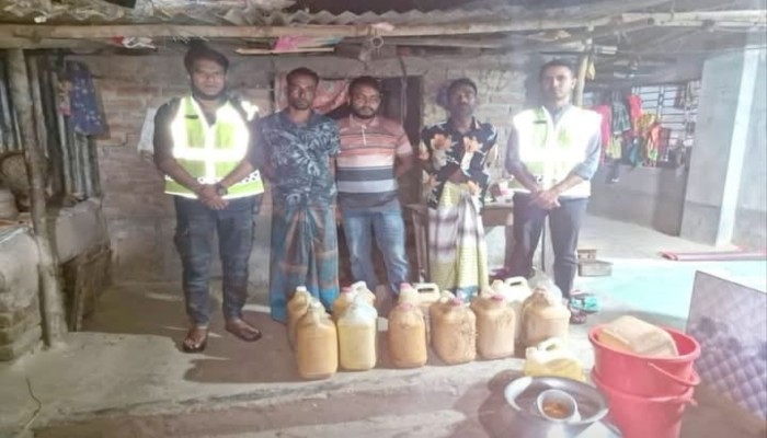 ​"নওগাঁ জেলায় মাদক বিরোধী অভিযানে পৃথক দুই থানার সাফল্য— ৮০ কেজি চোলাই মদ সহ মোট ৫ জন গ্রেফতার""